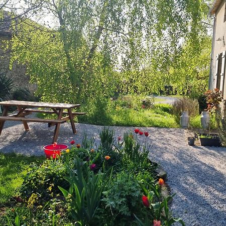 Chambres dans un lieu calme et champêtre Gourgé Exterior foto